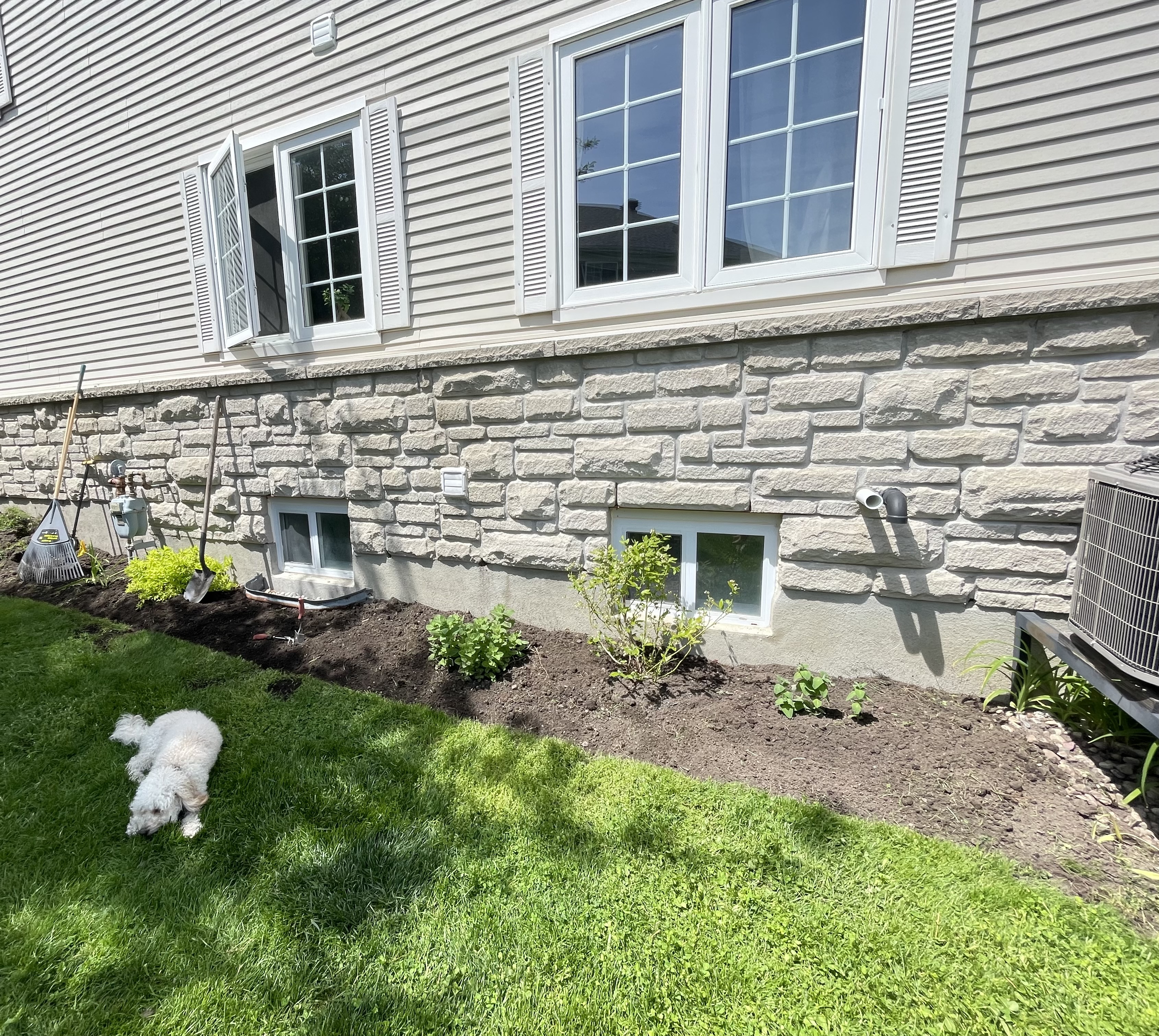 가장자리를 깨끗하게 정리해놓은 가든베드 이미지