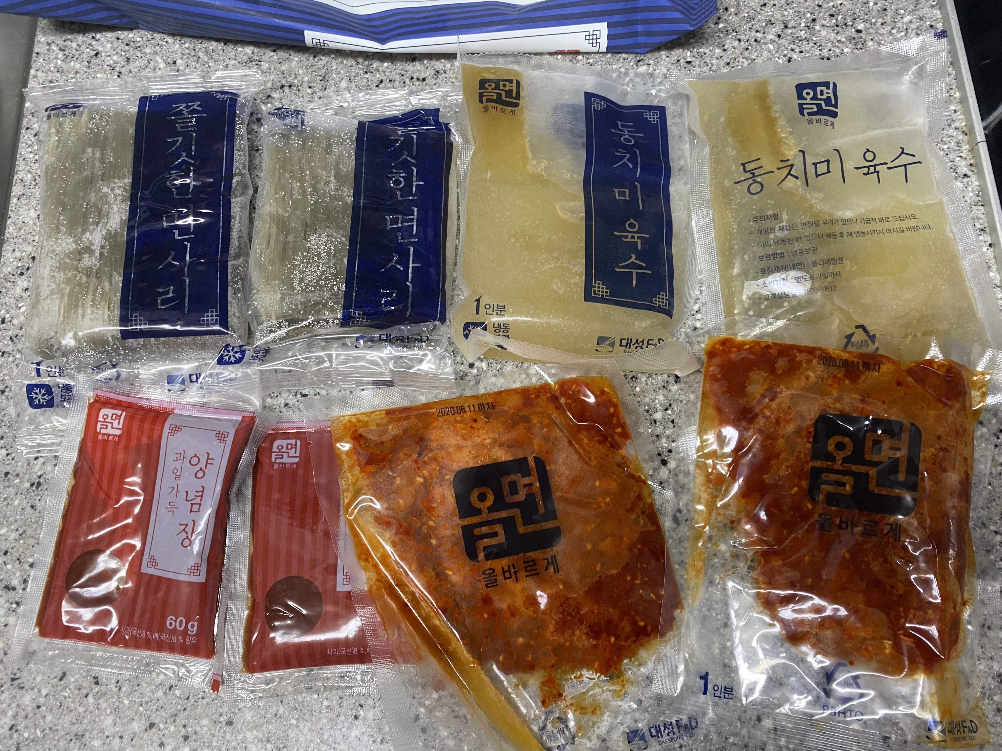 냉면사리 2개, 냉면 동치미 육수 2개, 냉면 과일 양념장 2개, 냉면 명태회 절임 2개가 있습니다.