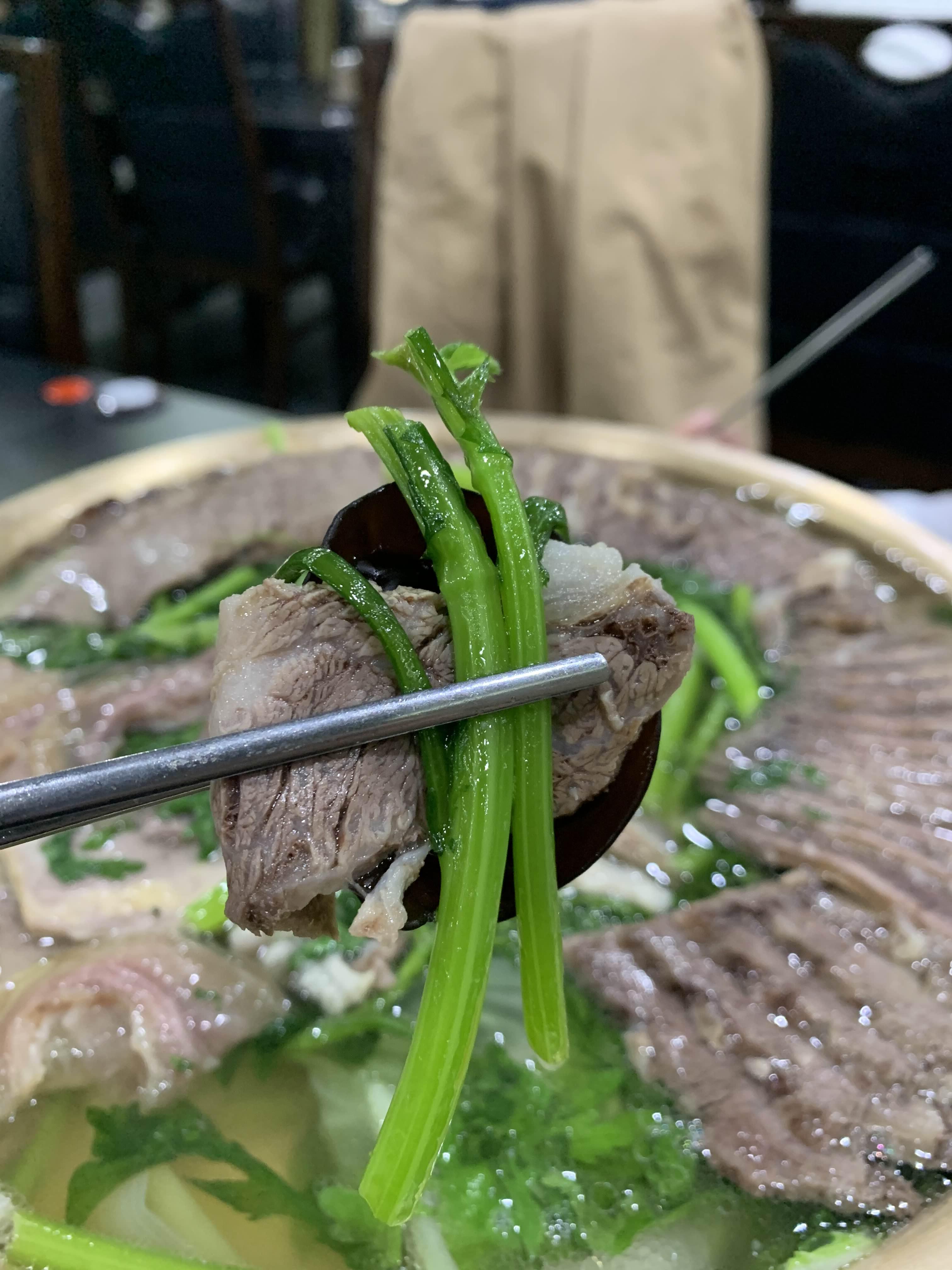 젓가락으로 고기와 야채를 집은 사진