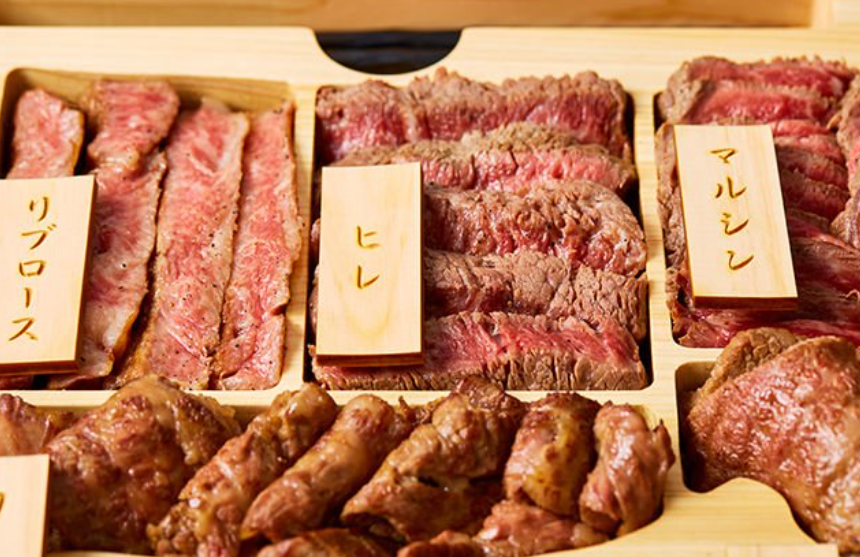 각 소고기 부위별로 정리되어 있는 일본 나무 도시락