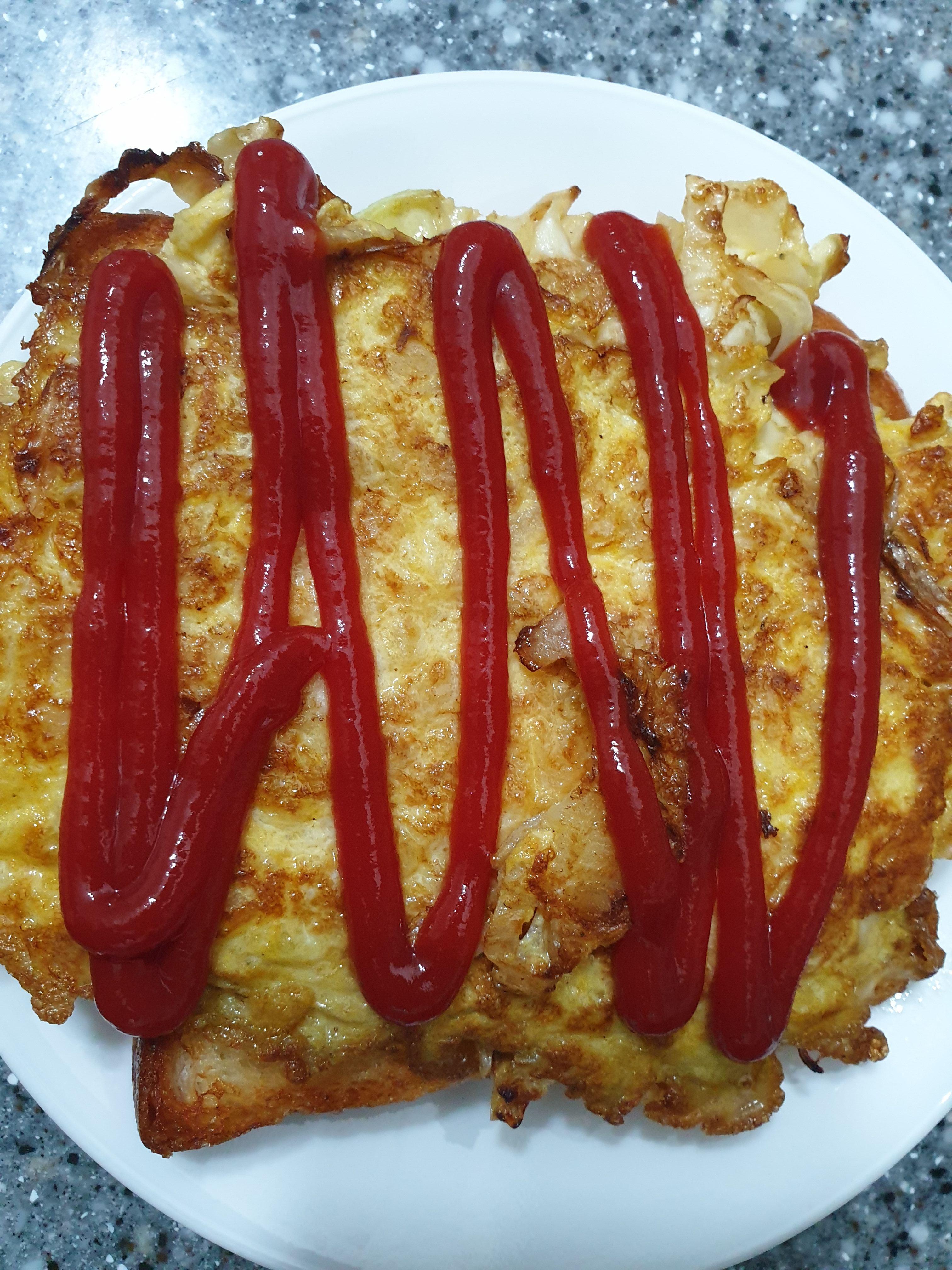 식빵위에 양배추 전 올려 케찹뿌리기