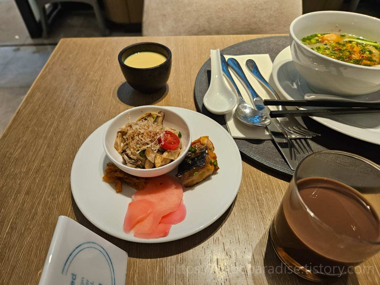 ํธํ
์ฌ์ง