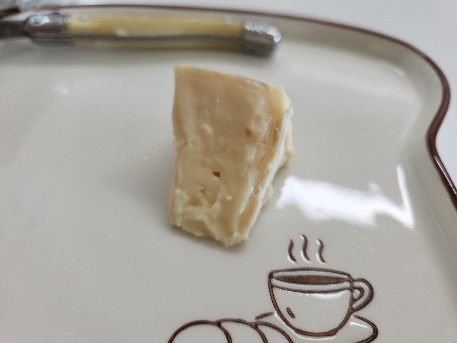 잘린 치즈가 접시 위에 있다