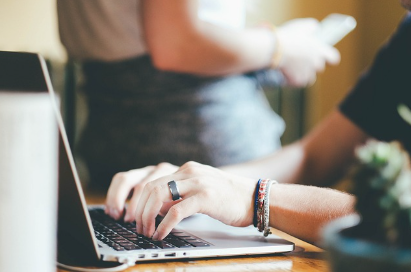 Z세대의 디지털 자아: 현실보다 온라인이 중요한 이유