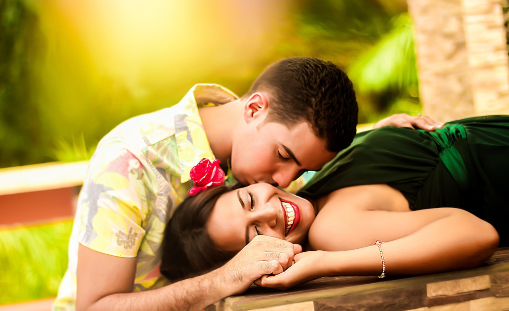 연인의 다정한 장면 사진