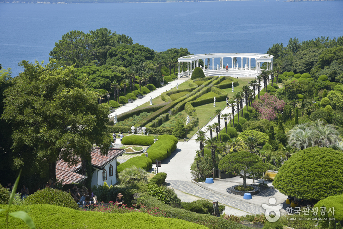 바다옆으로 다양한 식물과 나무로 이루어진 섬이 있다.