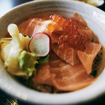 밥 위에 생 연어를 올린 생연어 덮밥 사케동. 초생강과 와사비, 연어알로 장식했다