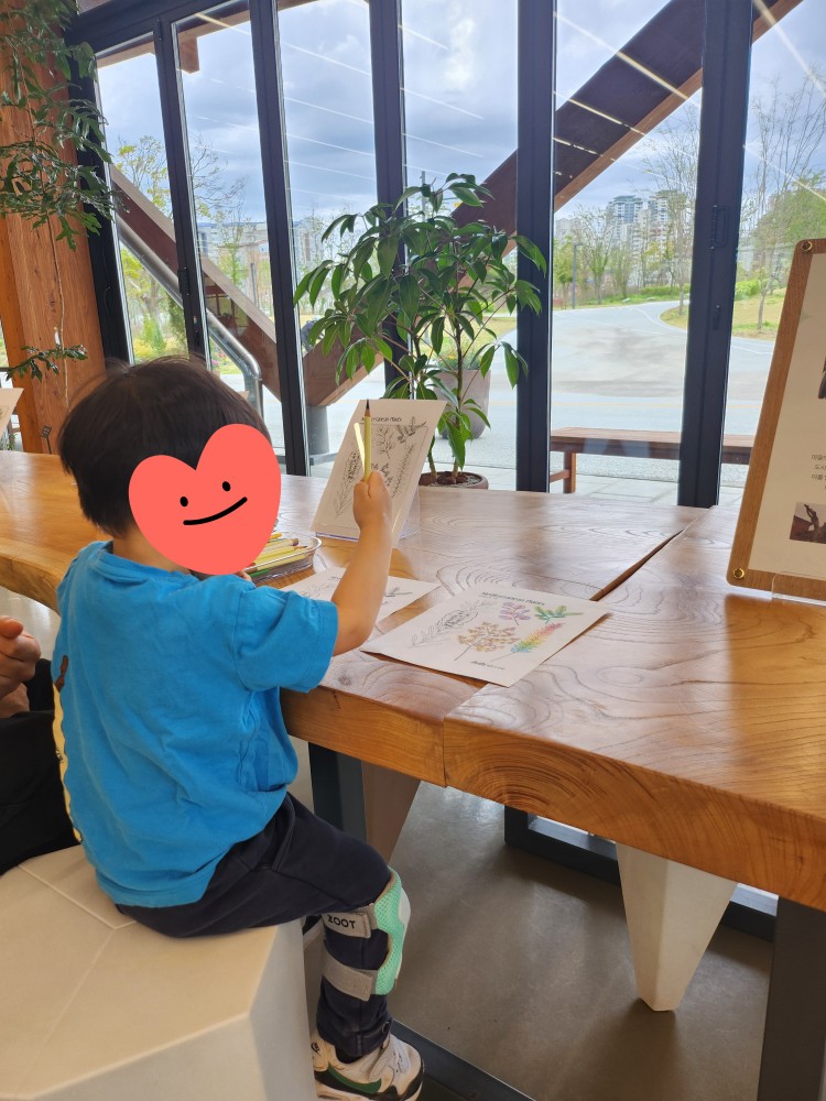 색칠 놀이를 하는 아이