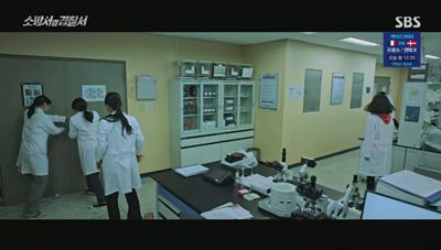 탈출을 시도하는 연구원들