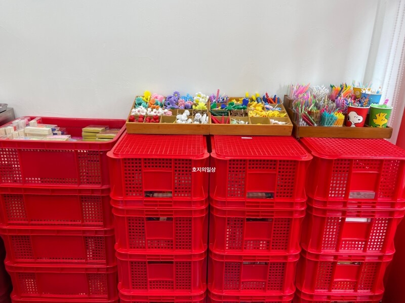 연남동 딸기 케이크 맛집 스트로베리32 - 초 진열대