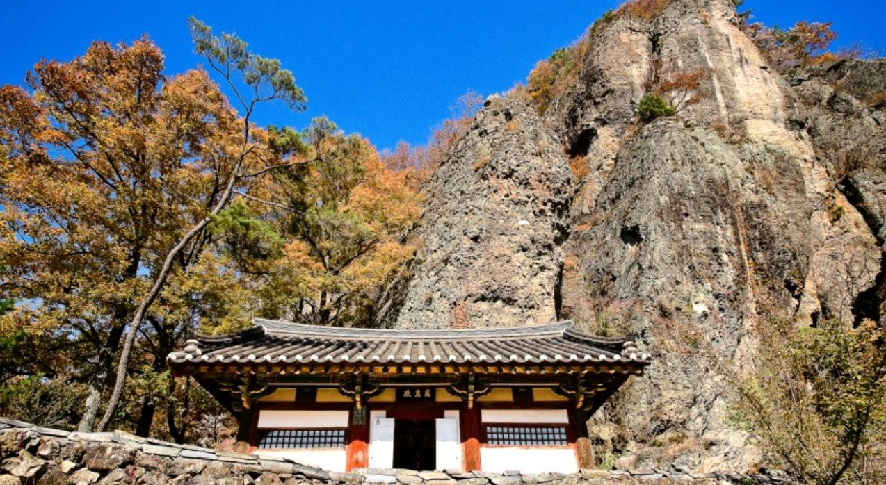 청량산 응진전 절벽 위 암자를 내려다본 가을 풍경
