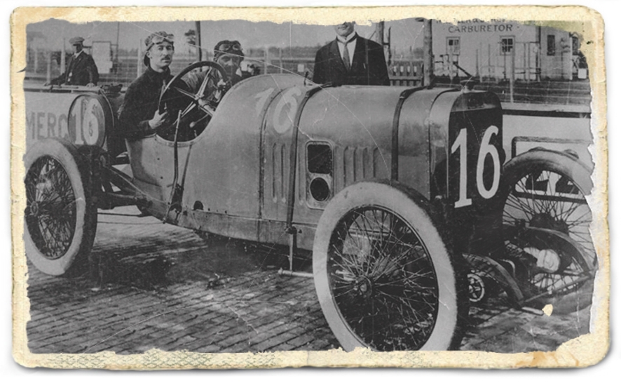 1913년 인디 500에서 우승한 푸조 레이싱카