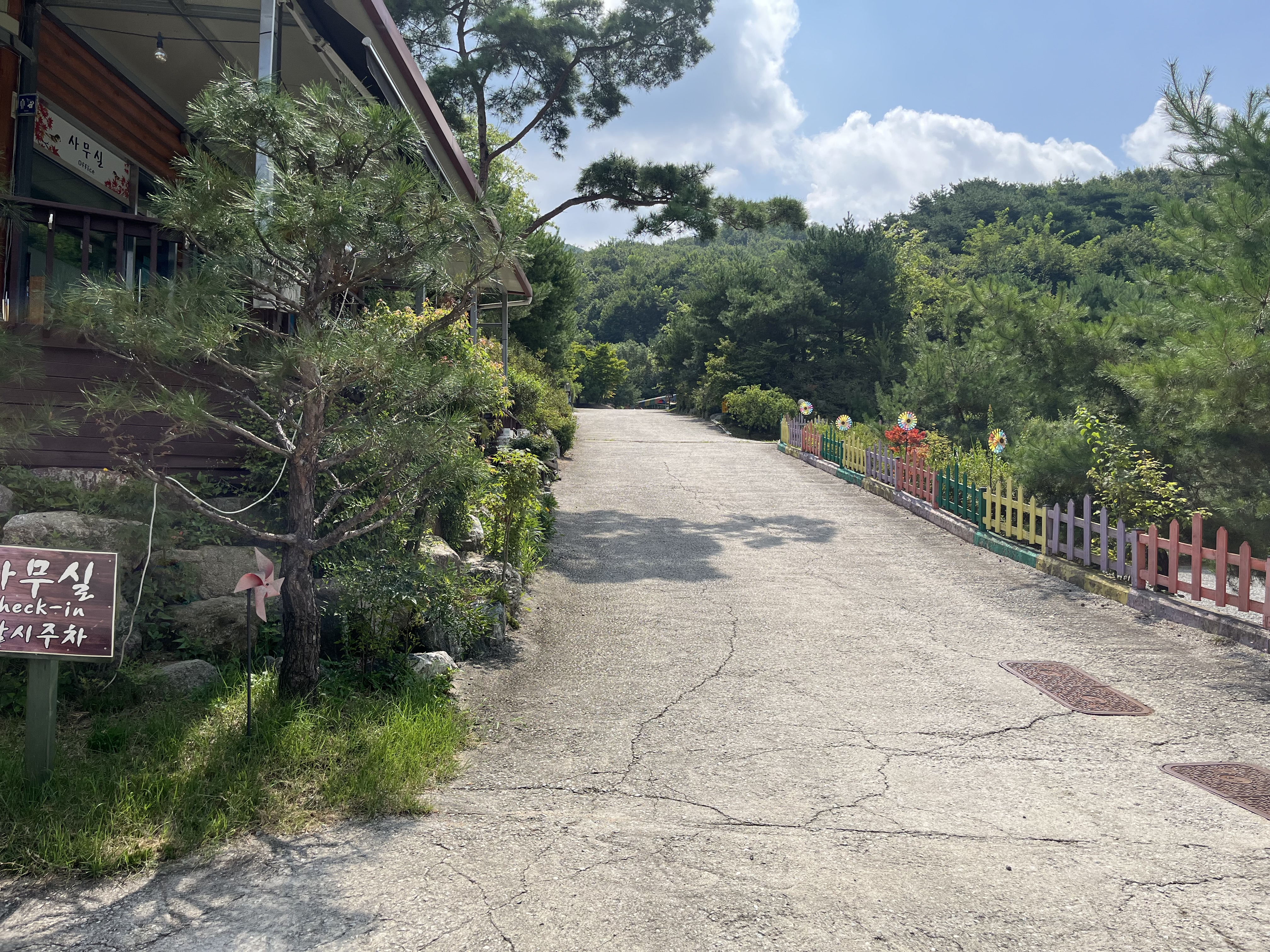 용인 단풍숲 캠핑장 관리소에서 본 전경