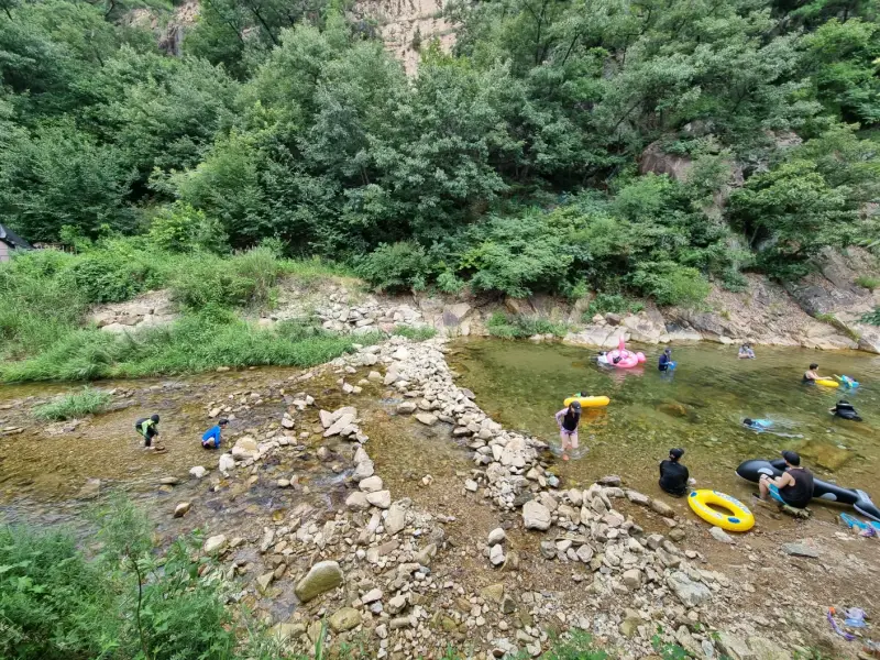 <온오프> 카페의 프라이빗 계곡 전경 2