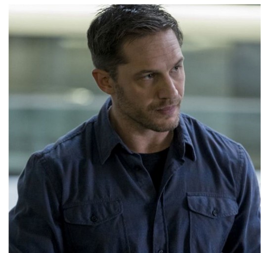 셔츠 입은 톰하디의 모습