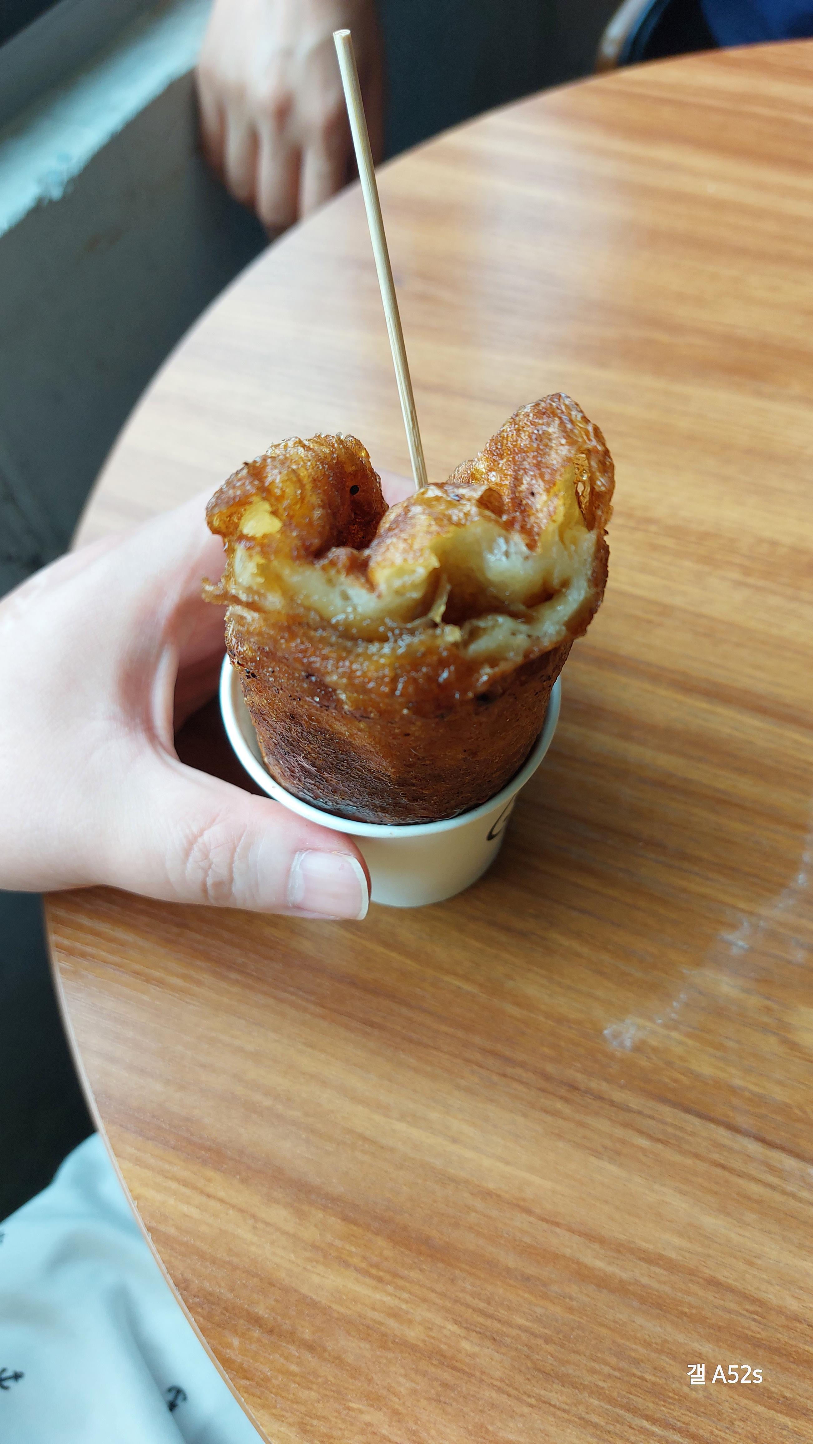 반찬호떡 한입먹고 냠냠