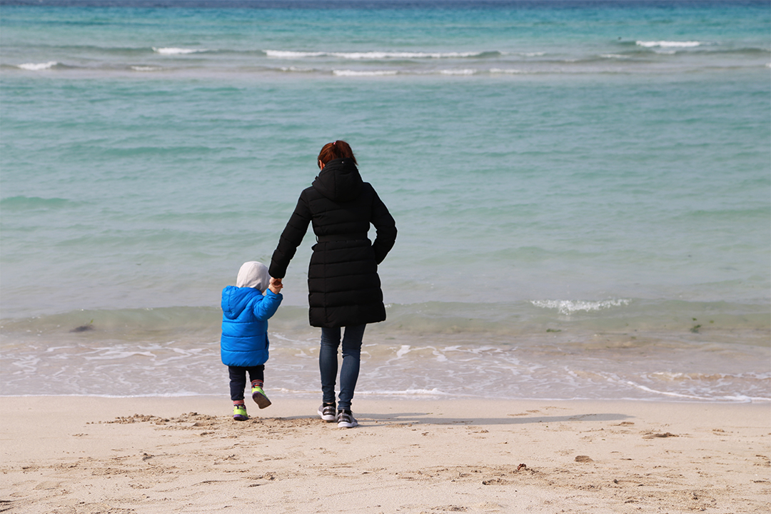 한담 해변 한담 해수욕장에서 파도를 향해 걸어가는 엄마와 아이 무료 이미지