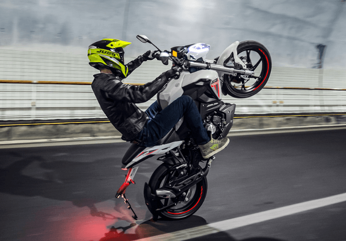 윌리하고 있는 오토바이