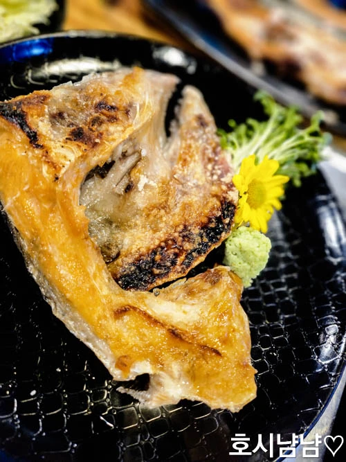 하남 920숙성회 머리구이 클로즈업 - 노릇하고 윤기 나는 숙성회 머리구이 비주얼