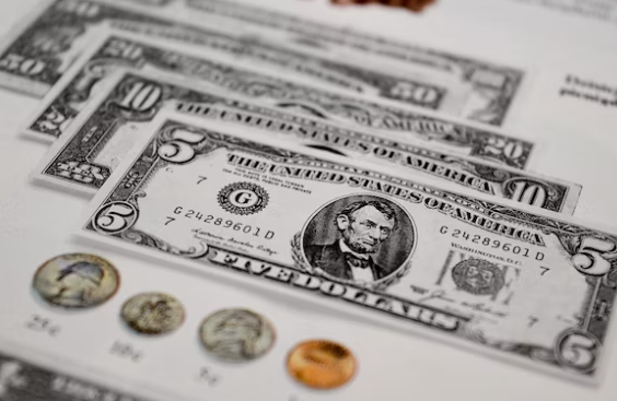 금전채무의-이행-방법으로-현금이-책상위에-놓여져-있다.