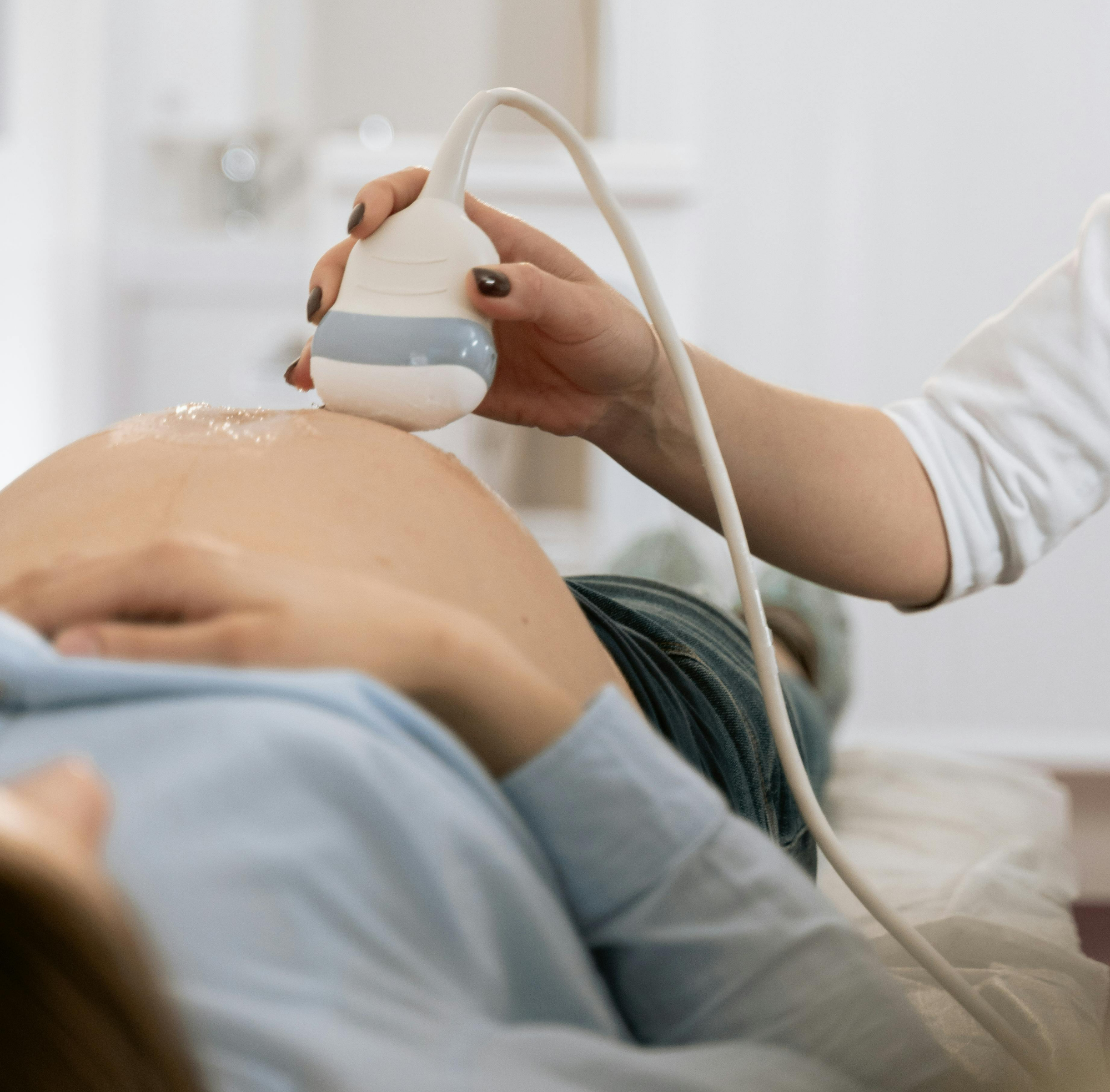 태아의 위치를 확인하기 위해 초음파 검사를 하는 임산부의 모습