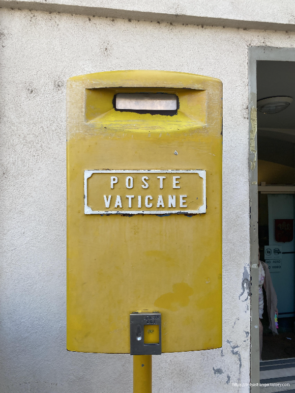 바티칸 내 노란 우체통