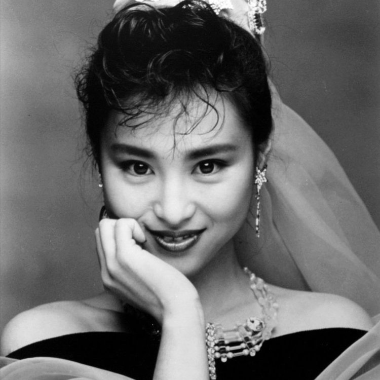 일본 가수의 흑백사진