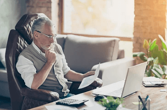 앉아서 서류를 보는 노인