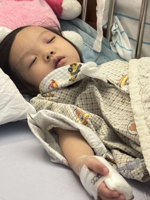 누워서 잠을 자는 아기