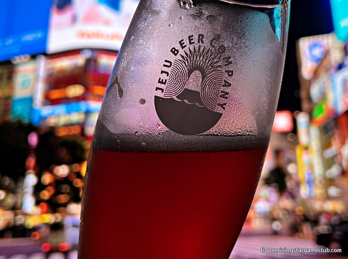 제주 맥주 JEJU BEER 트레저 에일 TReasure ale를 한잔 즐기는 사진