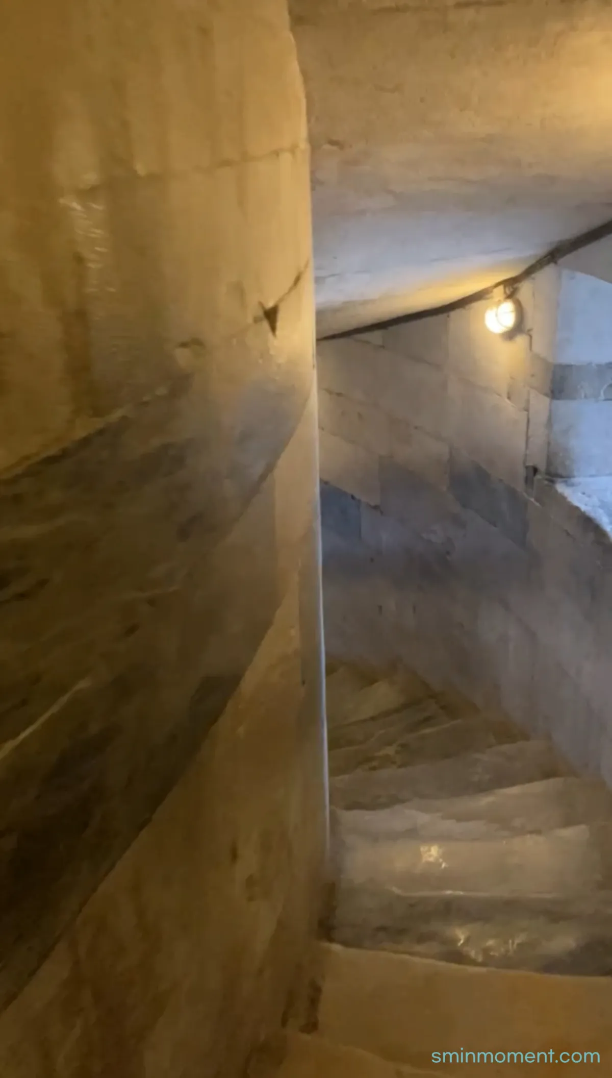 피사-피사의사탑-전망대-내려가는길-내부계단-창문