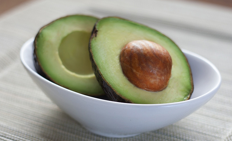 아보카도
냉장고에 보관하면 안 되는 과일 채소