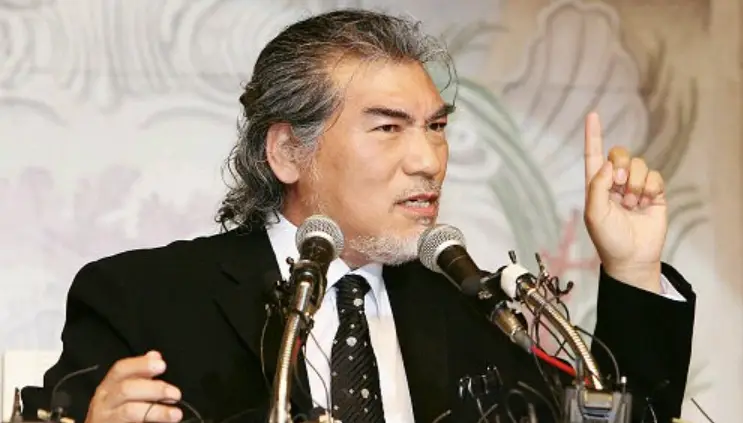 나훈아-
인터뷰 장소 여려개의 마이크 앞에서 검으 양복을 입고 화단 모습으로 얘기하고 있는 나훈아