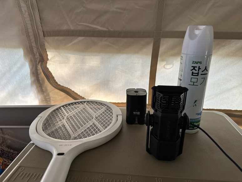 여름 캠핑 벌레퇴치템과 전기파리채 준비 모습