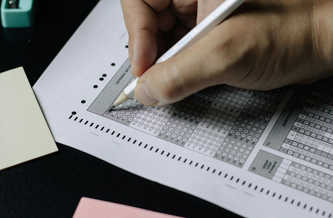 시험 보는 사진