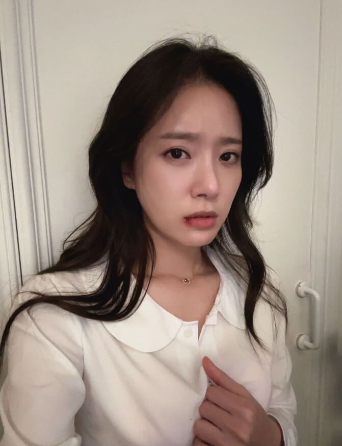 흰색블라우스를입은-긴머리여성의모습