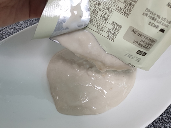 그릇에-옮겨담는-중인-잣죽