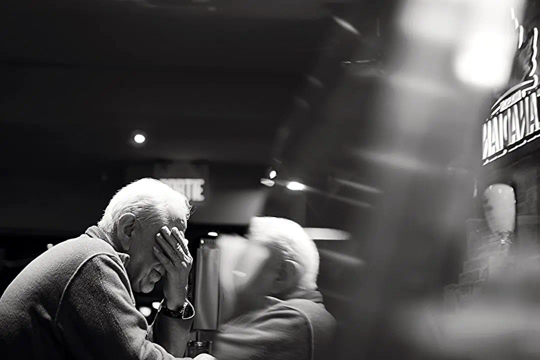 괴로워하고 있는 노인의 모습