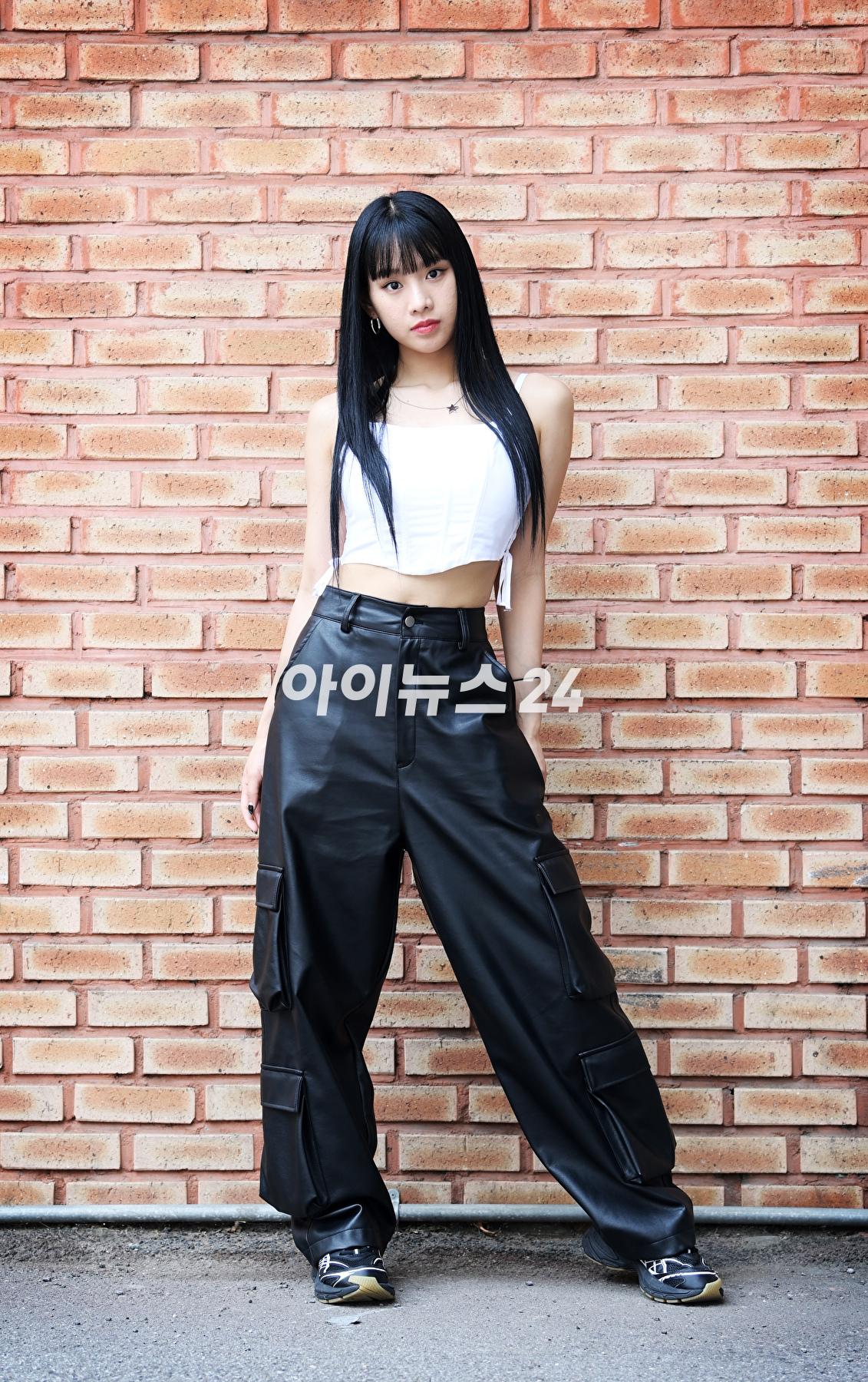 그룹 키스오브라이프(KISS OF LIFE) 나띠가 14일 서울 마포구 상수동 인근에서 진행된 조이뉴스24와의 인터뷰에 앞서 포즈를 취하고 있다. [사진=정소희 기자]