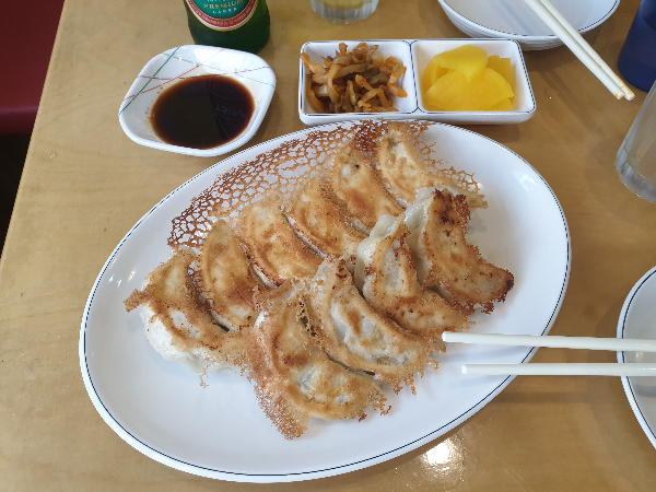 접시에 군만두 10개가 놓여있다.