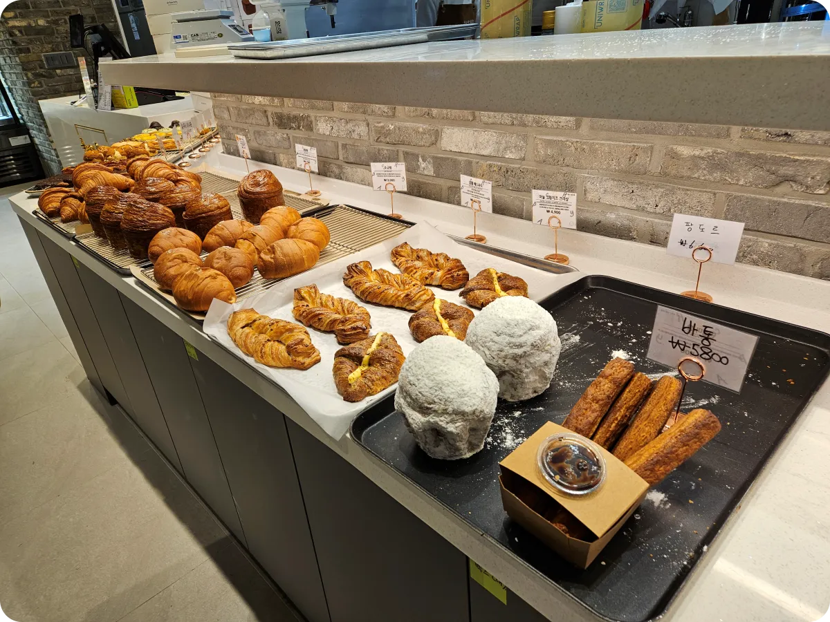 좋은아침-페스츄리-하남미사역점-1층-매장-모습-빵-진열대