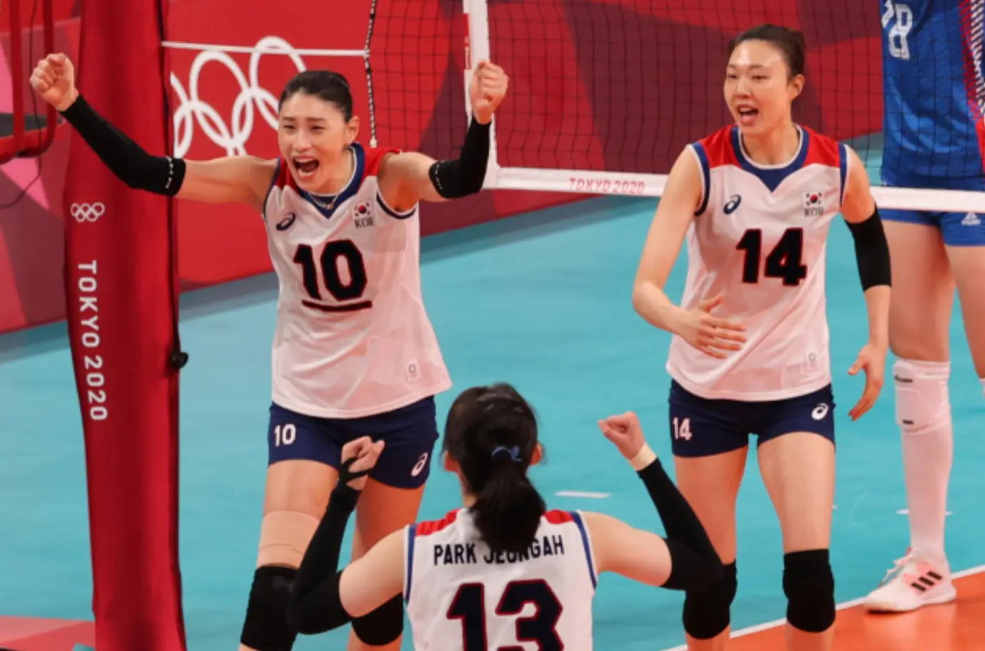 흰옷에 검은 반바지를 입은 선수들이 화이팅을 외치며 달리는 모습