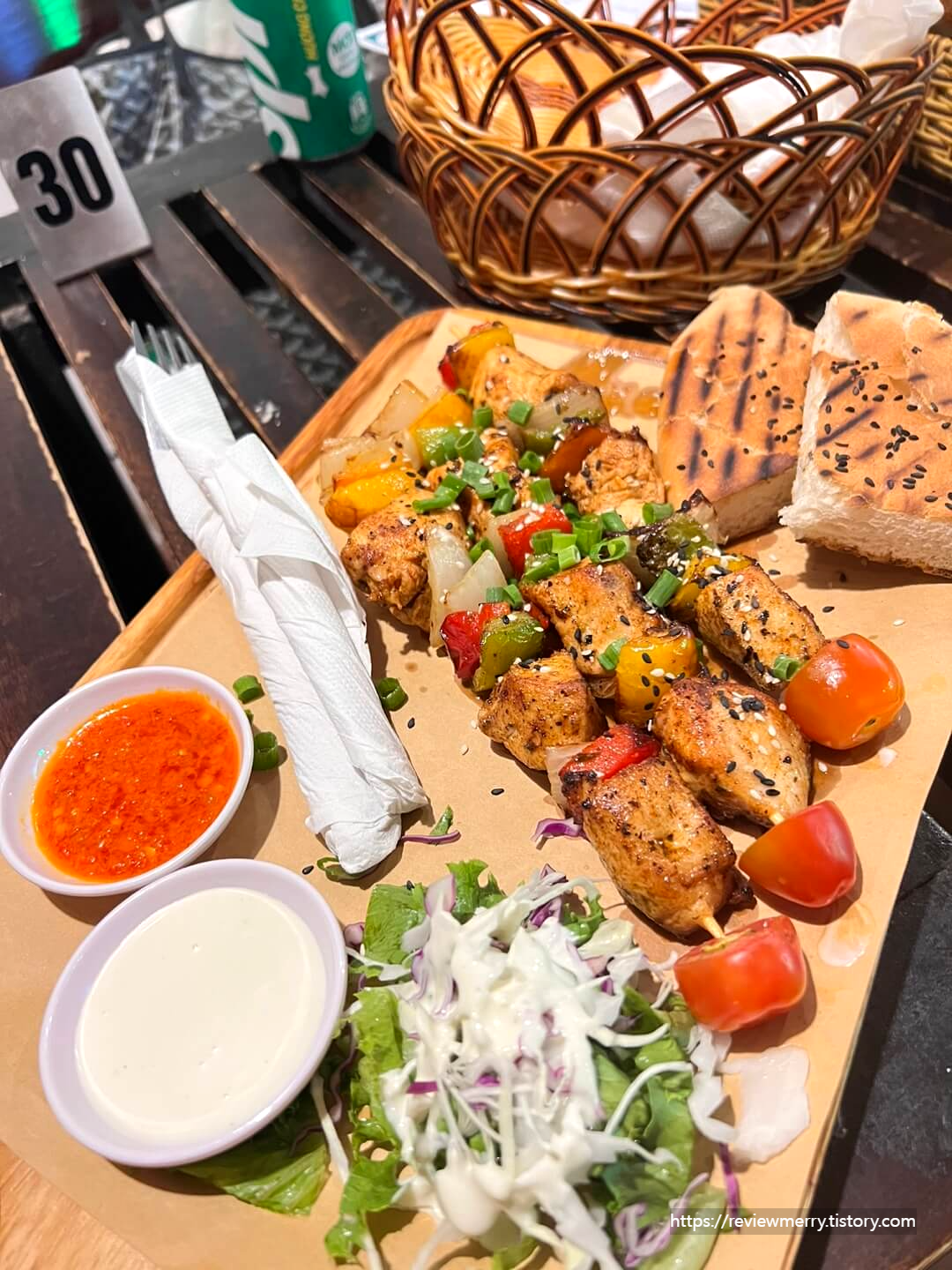 그릴에 구운 치킨 꼬치