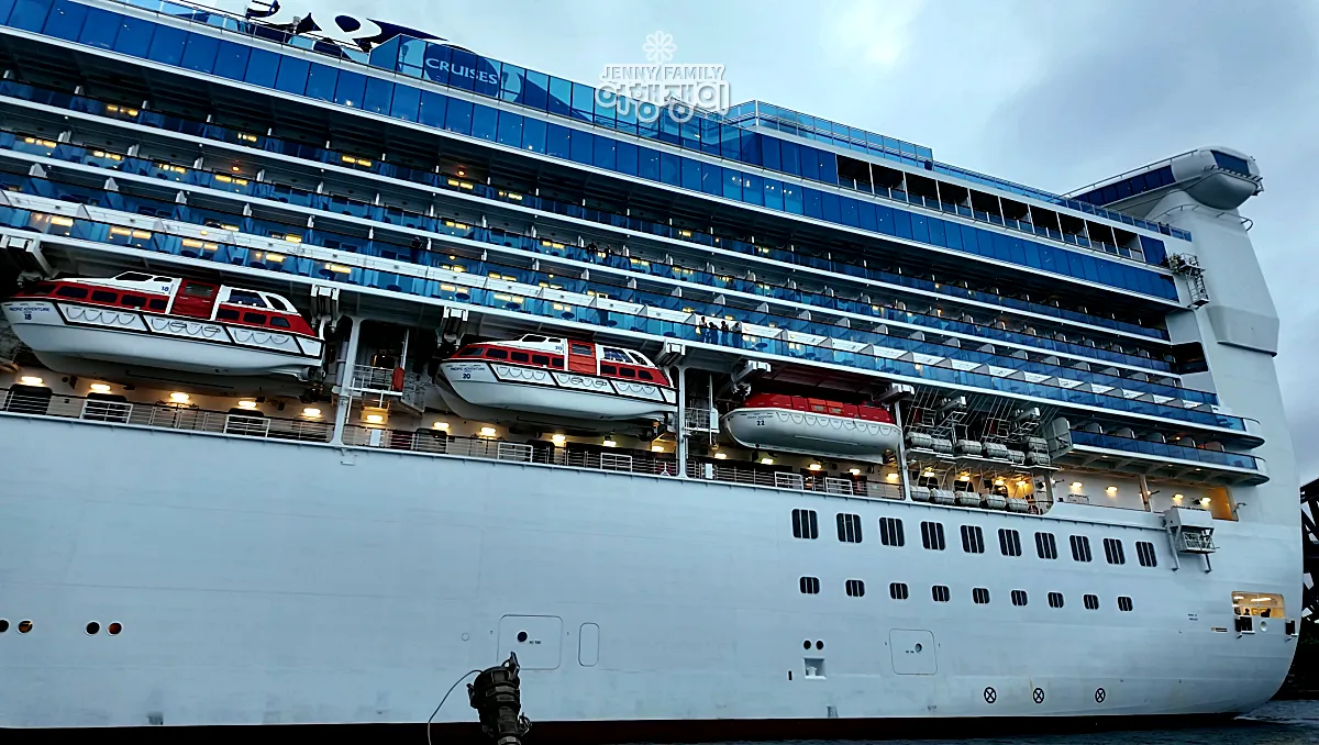 P&amp;O 크루즈 근접 촬영, 시드니 국제 여객 터미널 정박 ❘ Close-up of P&amp;O Cruise docked at Sydney Overseas Passenger Terminal