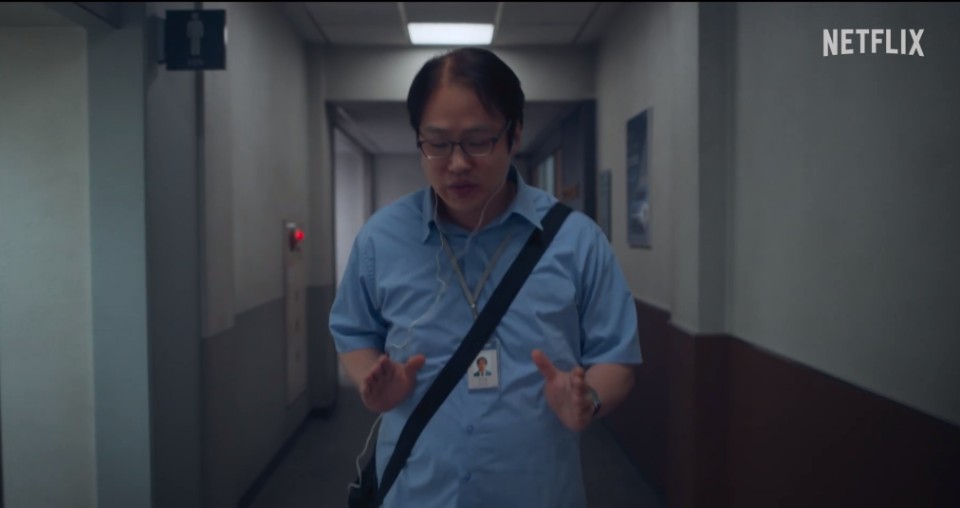 넷플릭스 드라마 마스크걸에서 등장인물 주오남의 모습이다. 탈모가 있는 떡진 머리 스타일에 뿔테안경, 소라색 반팔셔츠에 검정색 크로스백을 매치한 모습이다.