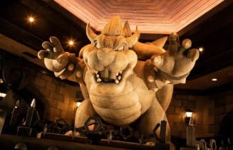 마리오 게임의 캐릭터인 '쿠파'의 동상