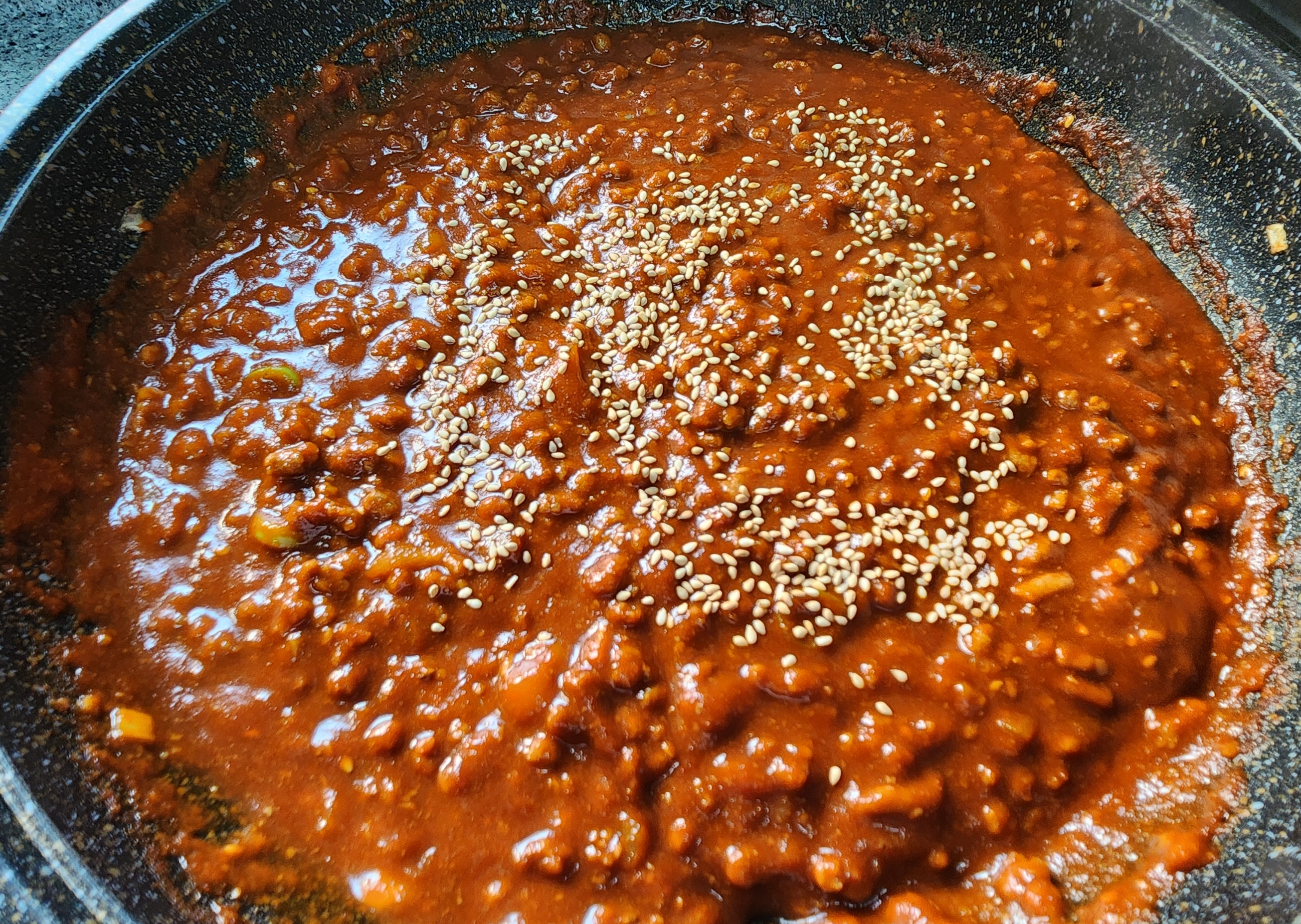 고추장을 넣고 볶고 있는 이미지