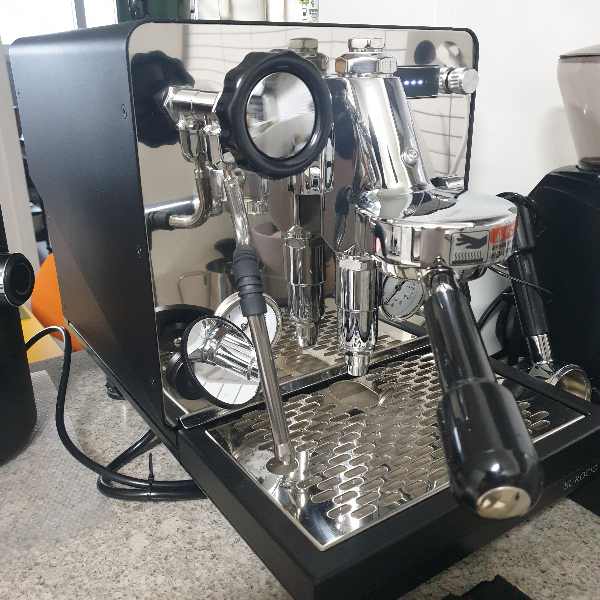 가정용 에스프레소 머신 마누스 S: 상업용에 필적한 성능을 가진 머신_전면 및 측면