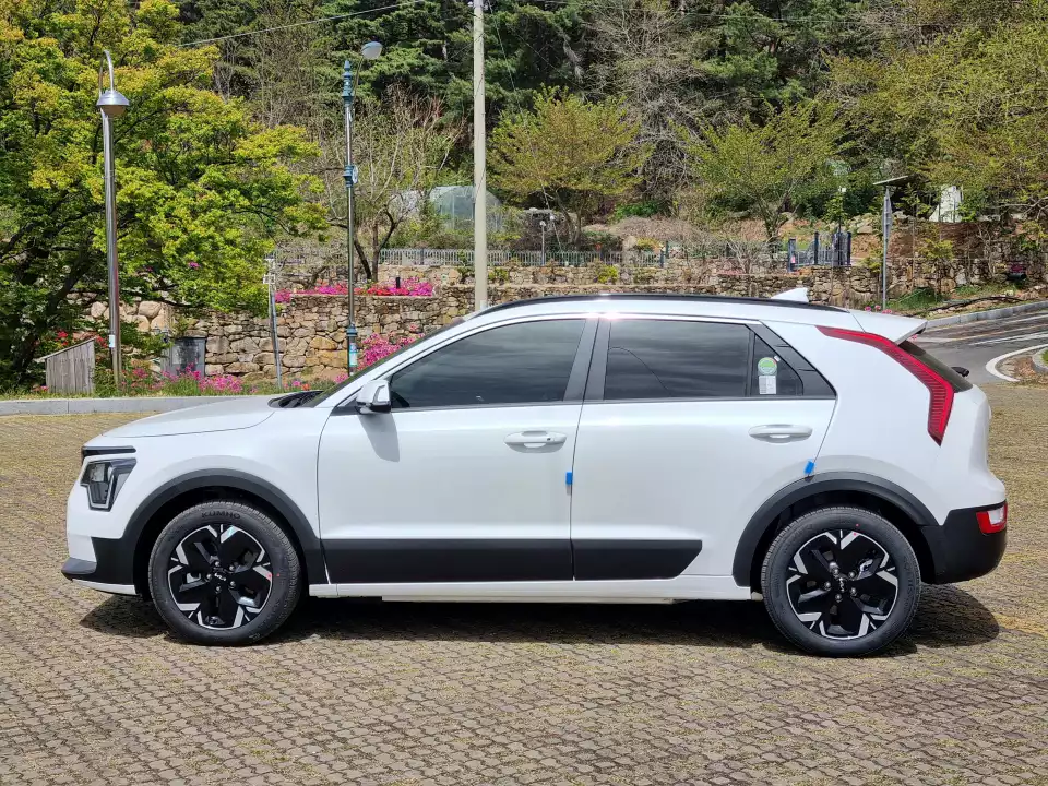 니로 EV 에어 트림의 옆모습입니다.