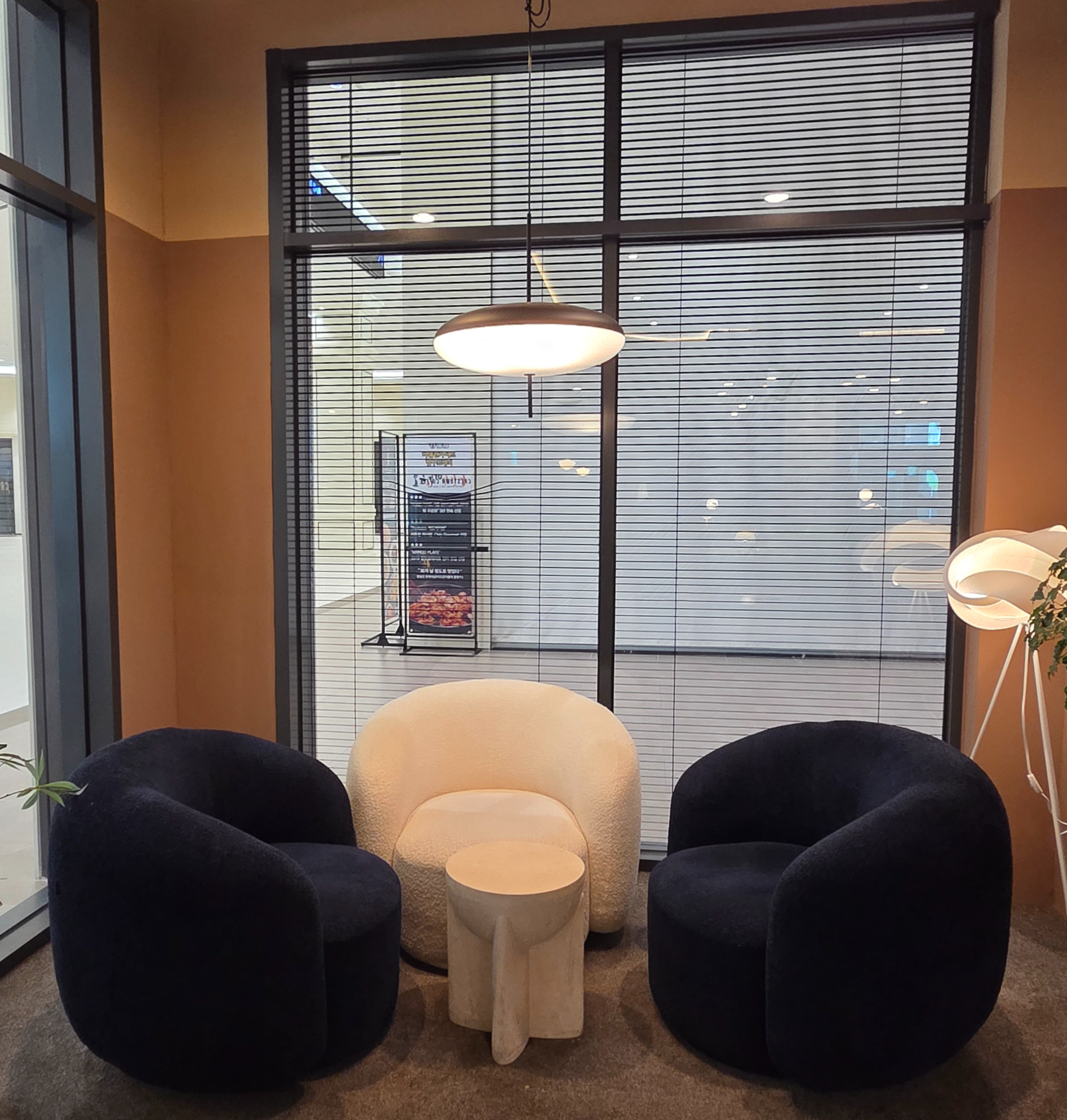 블랙과 화이트 포인트 소파와 식물로 꾸며진 아늑한 공간